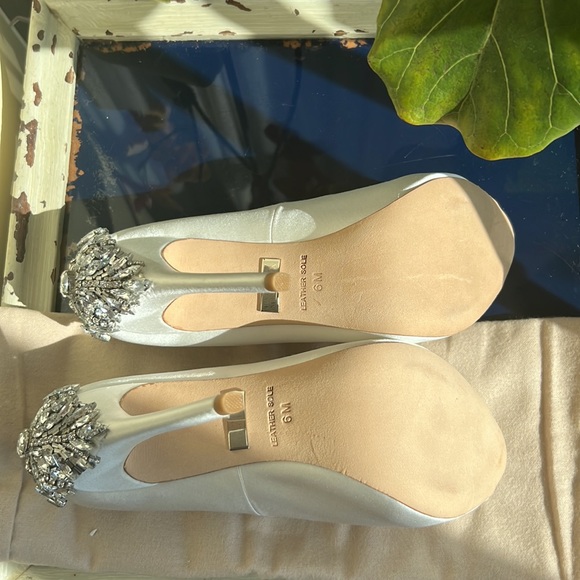 KIARA EMBELLISHED PEEP-TOE PUMP WHITE - Picture 9 of 17